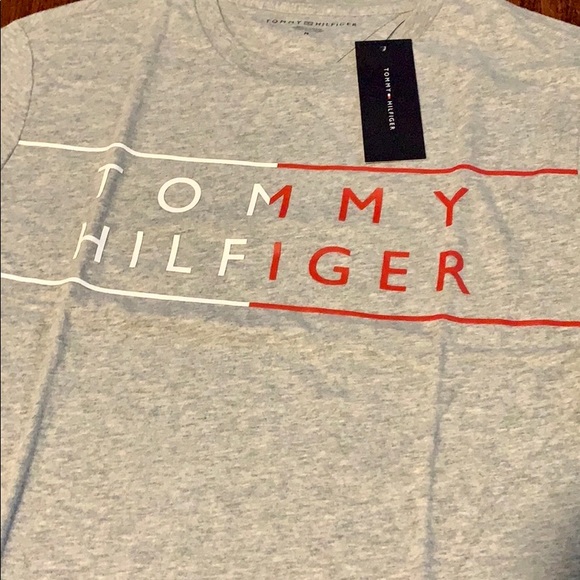 🎉 HOST PICK 🎉 Tommy Hilfiger Logo tee Shirt - Picture 7 of 11